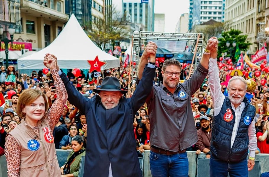 Lula diz em Curitiba que seu governo prendeu banqueiro