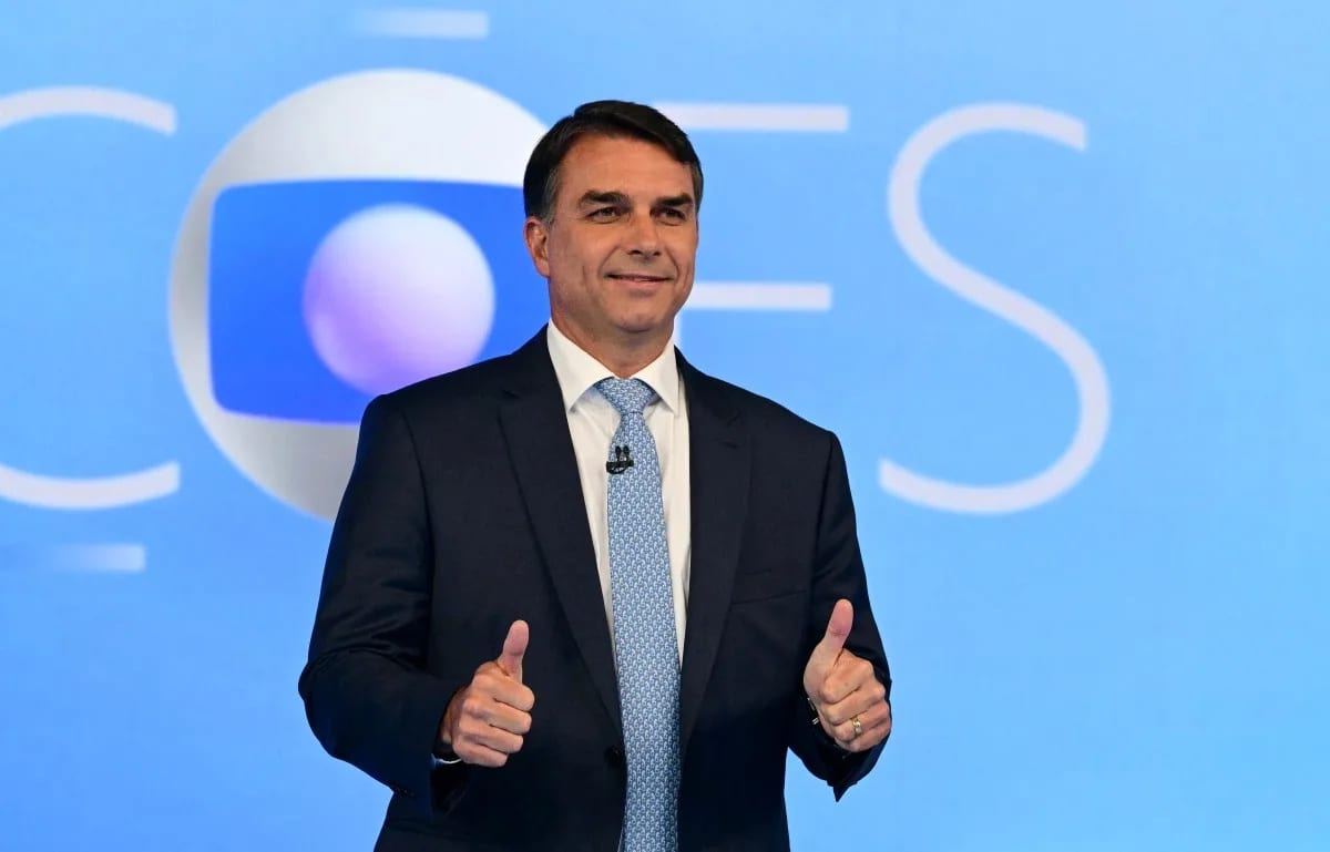 Sem foro privilegiado e na mira da Justiça: Flávio Bolsonaro ficará sem cargo público a partir de 2027