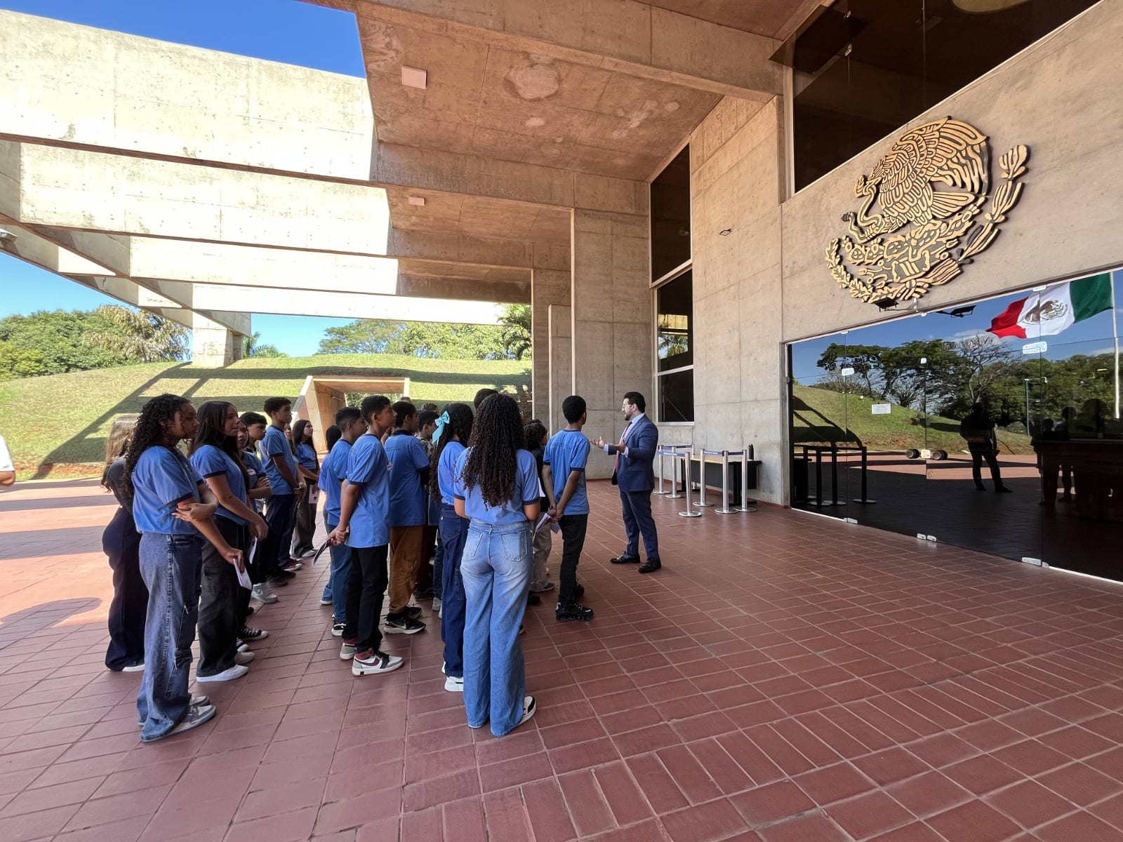 Projeto Passaporte para o Mundo leva estudantes de Goiás a embaixadas em Brasília