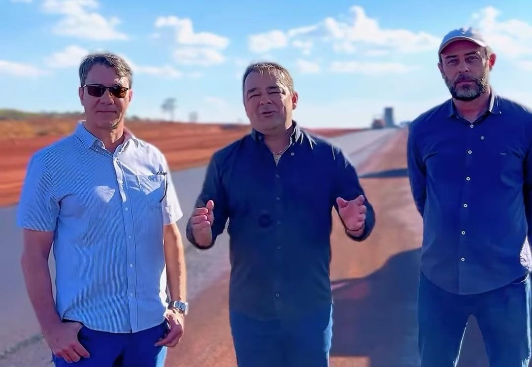 Prefeito e secretário visitamobras no Aeroporto Regional