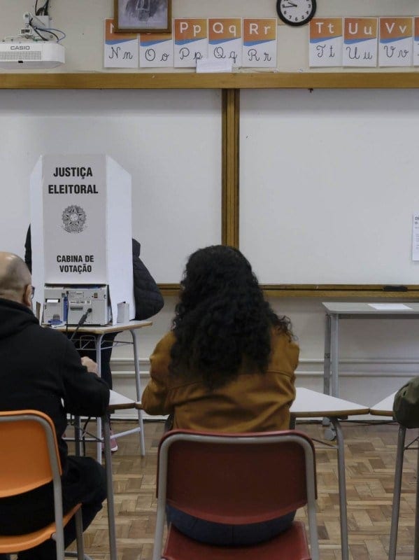 Flávio Bolsonaro tem 59,61% dos votos, contra 40,39% de Lula, em parcial no Rio de Janeiro