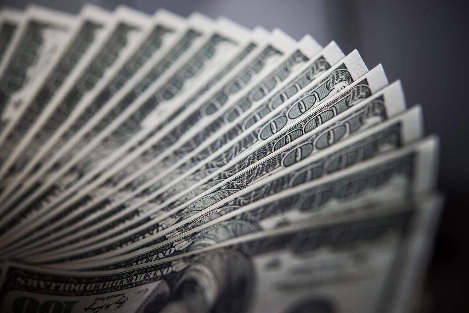 Dólar fecha a R$ 5,13 e Bolsa encerra estável após semana de fortes altas