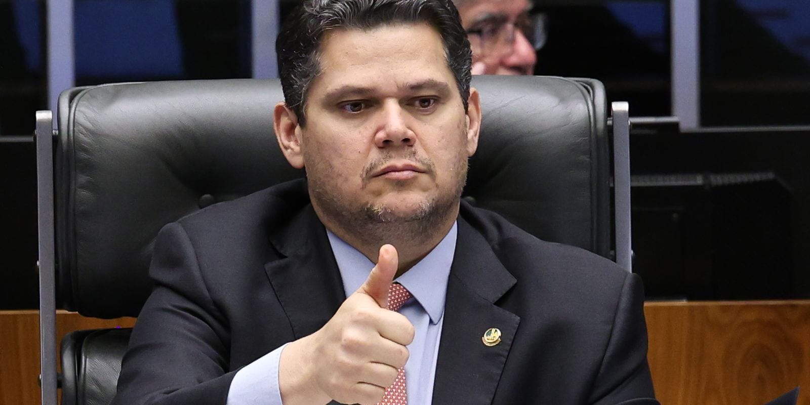 Alcolumbre libera PEC que acaba com a escala 6x1 após conversa com Lula