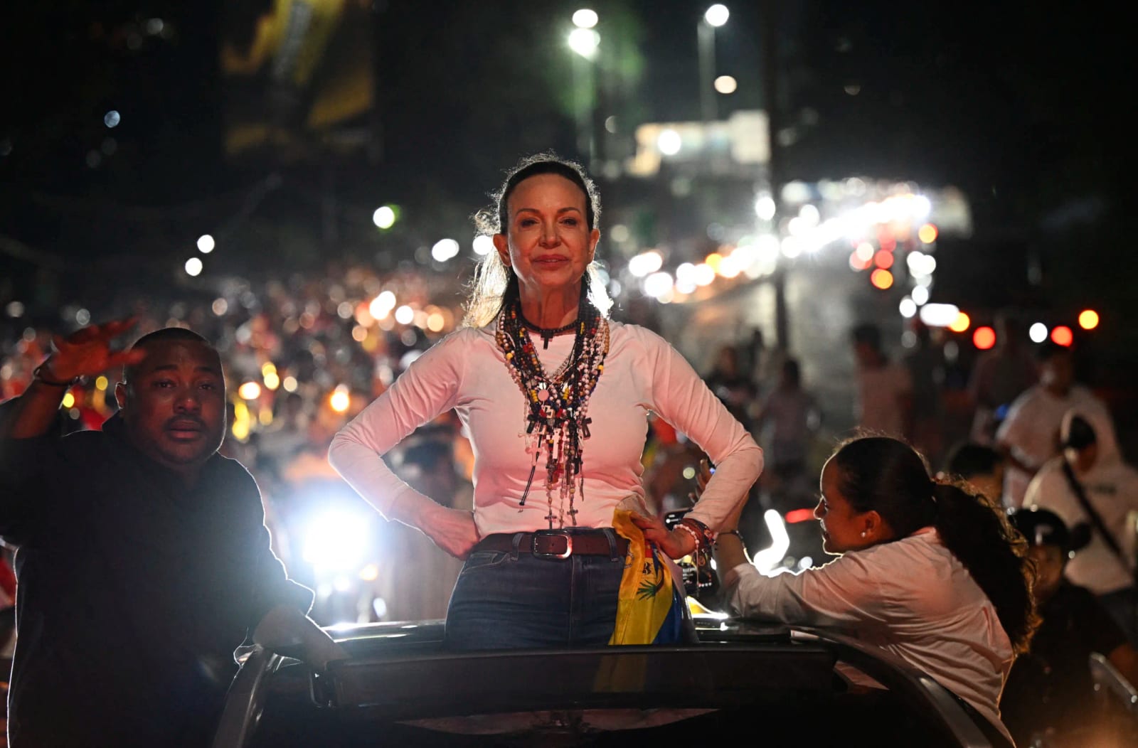 Disposta a tumultuar diálogos de paz, María Corina Machado retorna à Venezuela