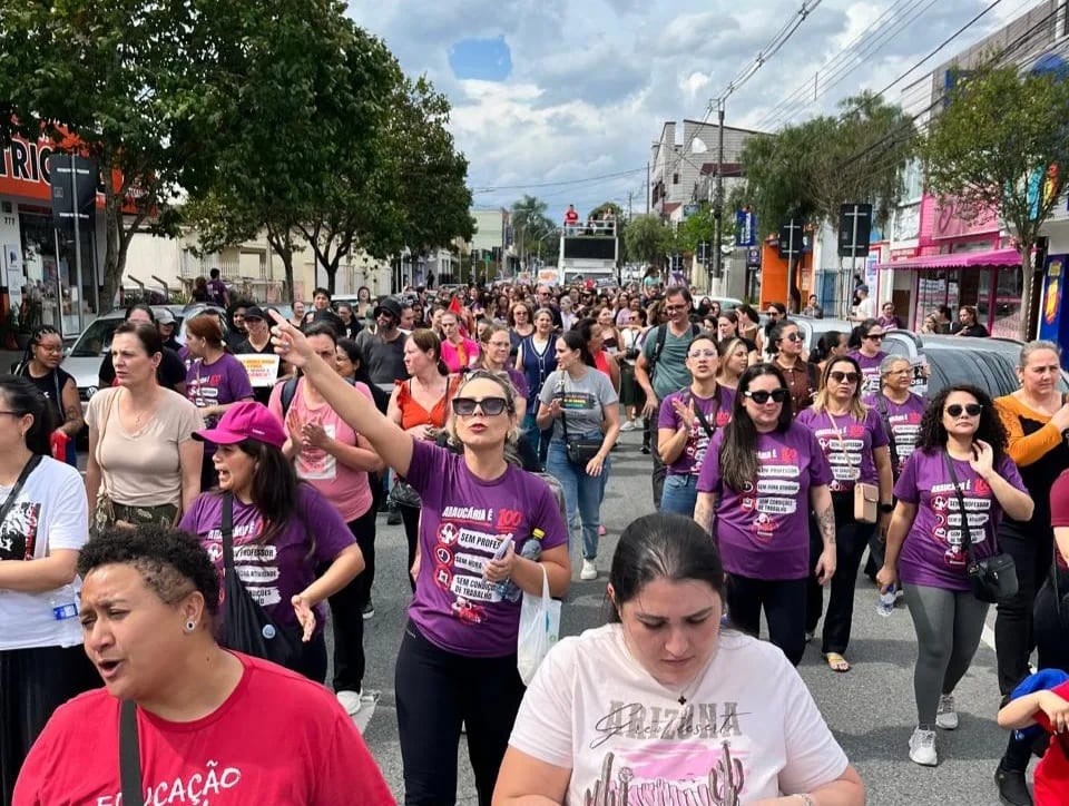 Mais de 1,5 mil servidores de Araucária entram em greve