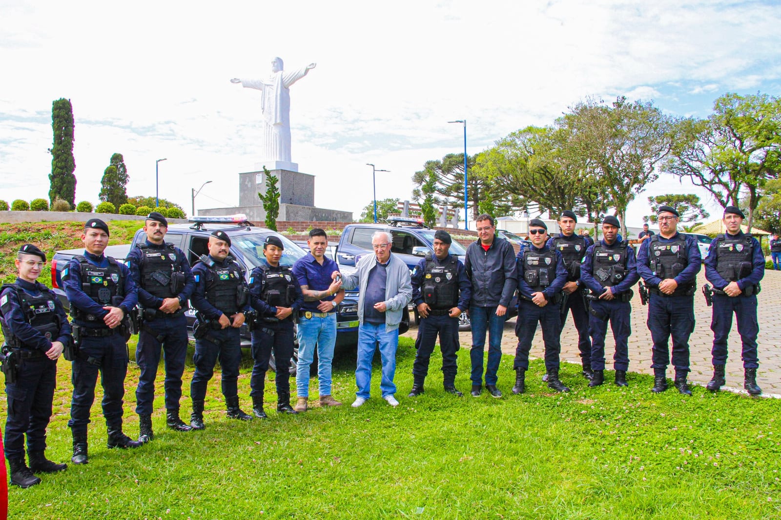 Castro entrega duas caminhonetes 4×4 e conclui renovação da frota do Castro Segura