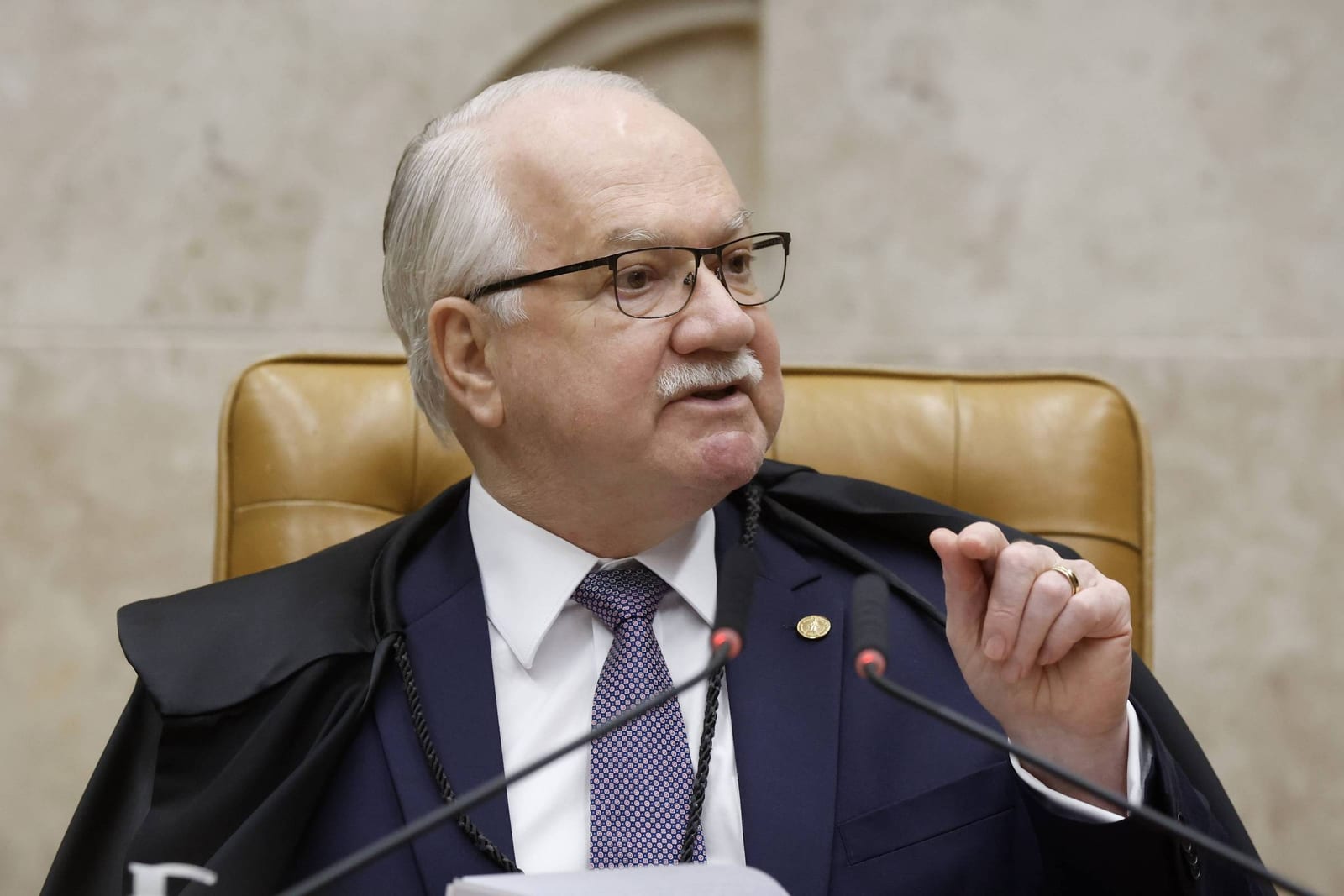 Fachin defende fim do inquérito das fake news como solução para crise no STF
