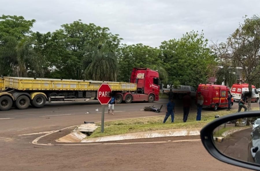 Colisão entre carreta e motocicleta na BR-386 deixa jovem gravemente ferido