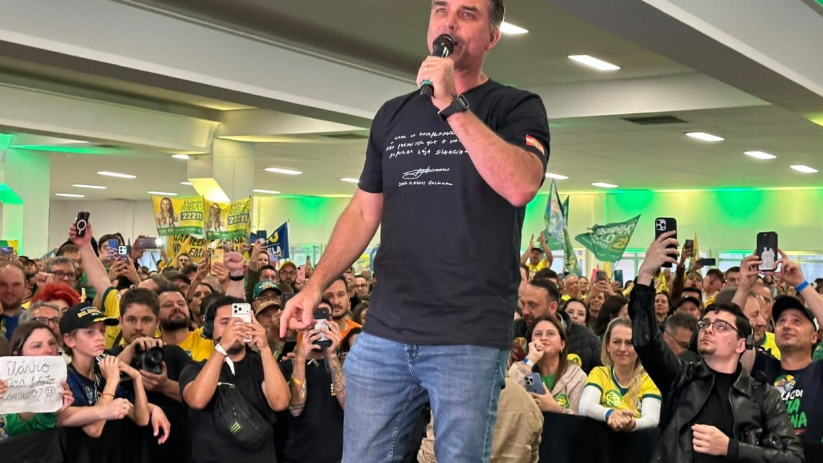 Flávio Bolsonaro defende castração química para estupradores em Chapecó
