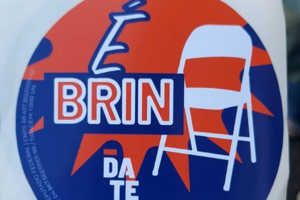 Campanha de Datena distribui adesivos com imagem de cadeira