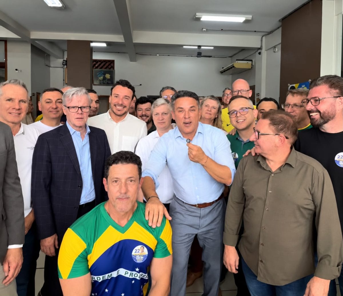 Zucco reúne 24 prefeitos e leva governador eleito ao encontro da direita