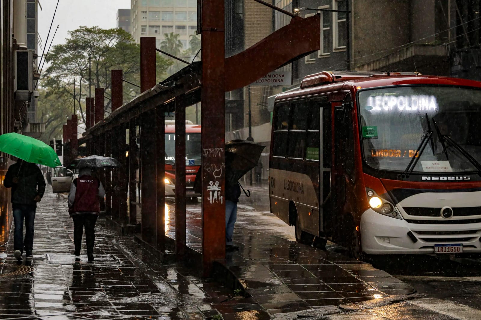 Temporal em Porto Alegre causa morte de criança após queda de árvore