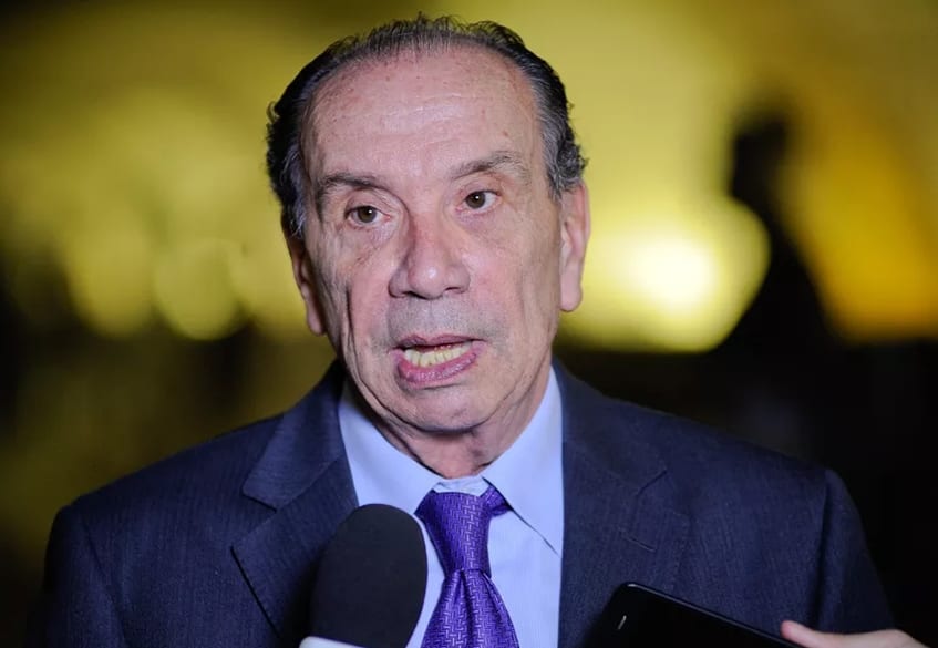 “Flávio Bolsonaro não é o primeiro criminoso que se evade”, afirma ex-chanceler