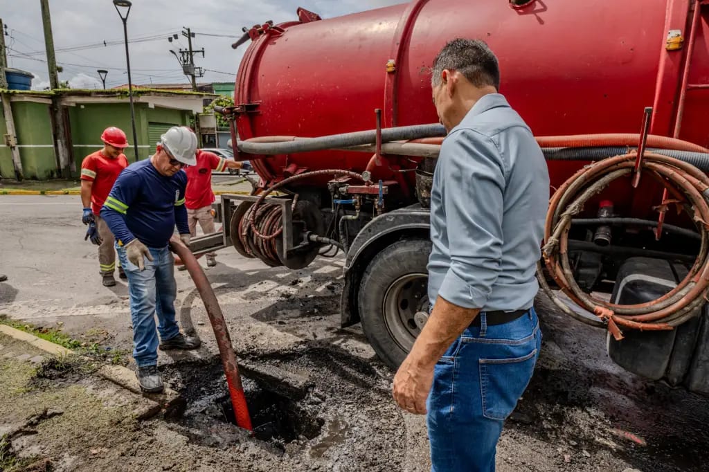 Prefeitura de Paranaguá realiza desobstrução da rede de drenagem e futuro recapeamento na Avenida Roque Vernalha
