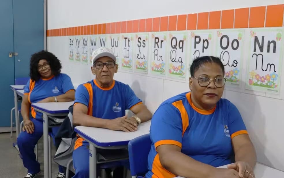 Nunca é tarde: pais e filha retomam os estudos e frequentam a mesma escola em Goiânia