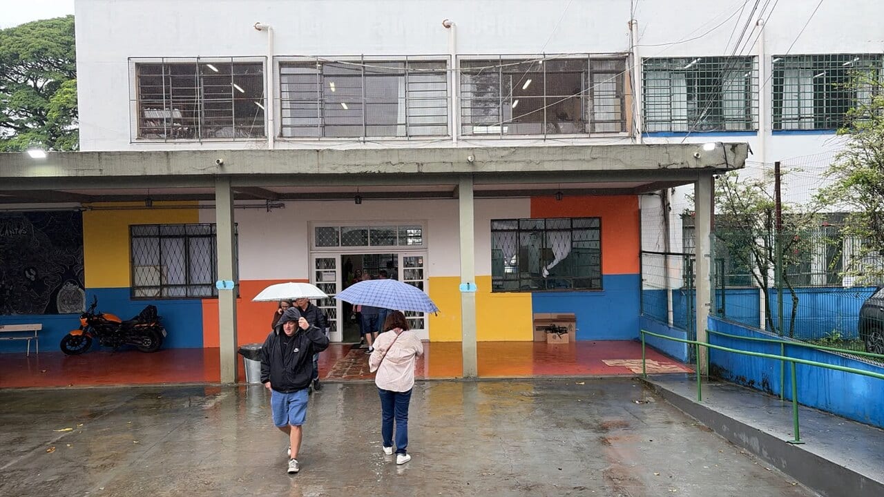 Eleições: Votação tranquila, com garoa e poucas filas
