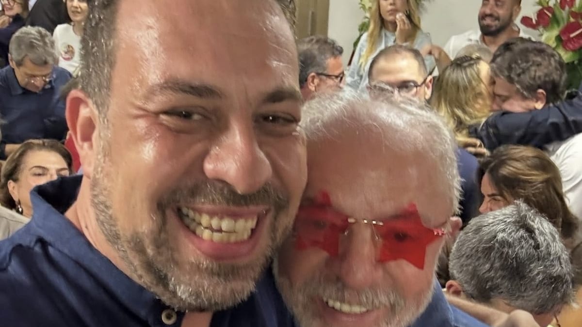 Guilherme Boulos grita na festa da reeleição e posa com Lula de óculos de estrela vermelha