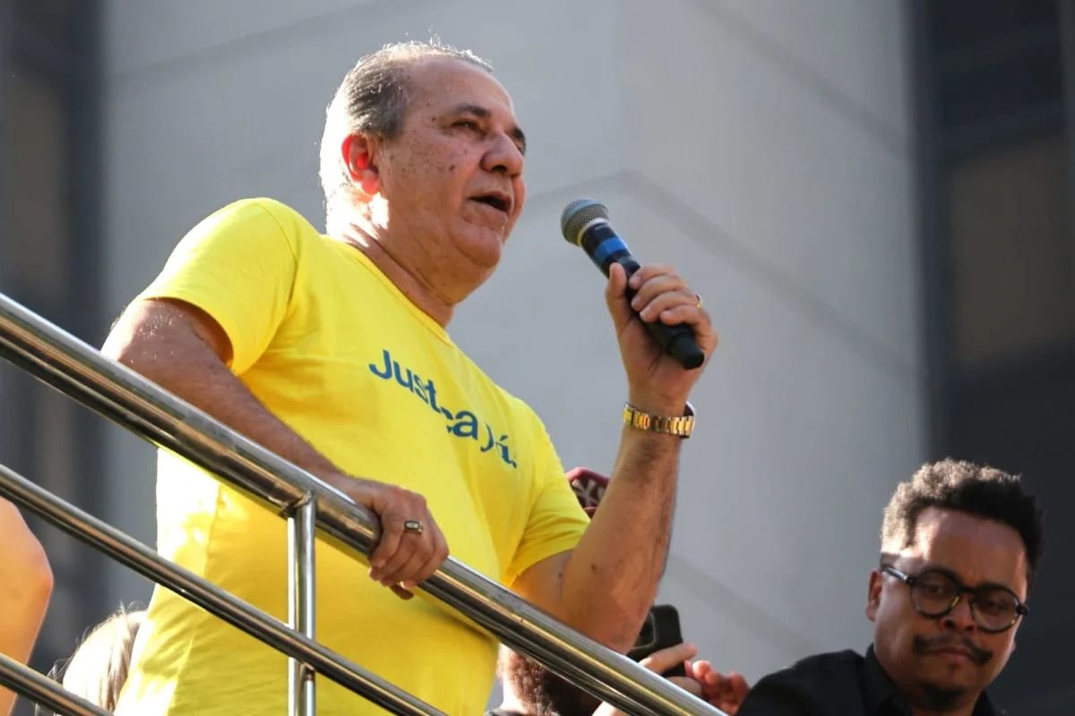 Em dia de fuga de Flávio, Malafaia comemora recuperação de passaporte