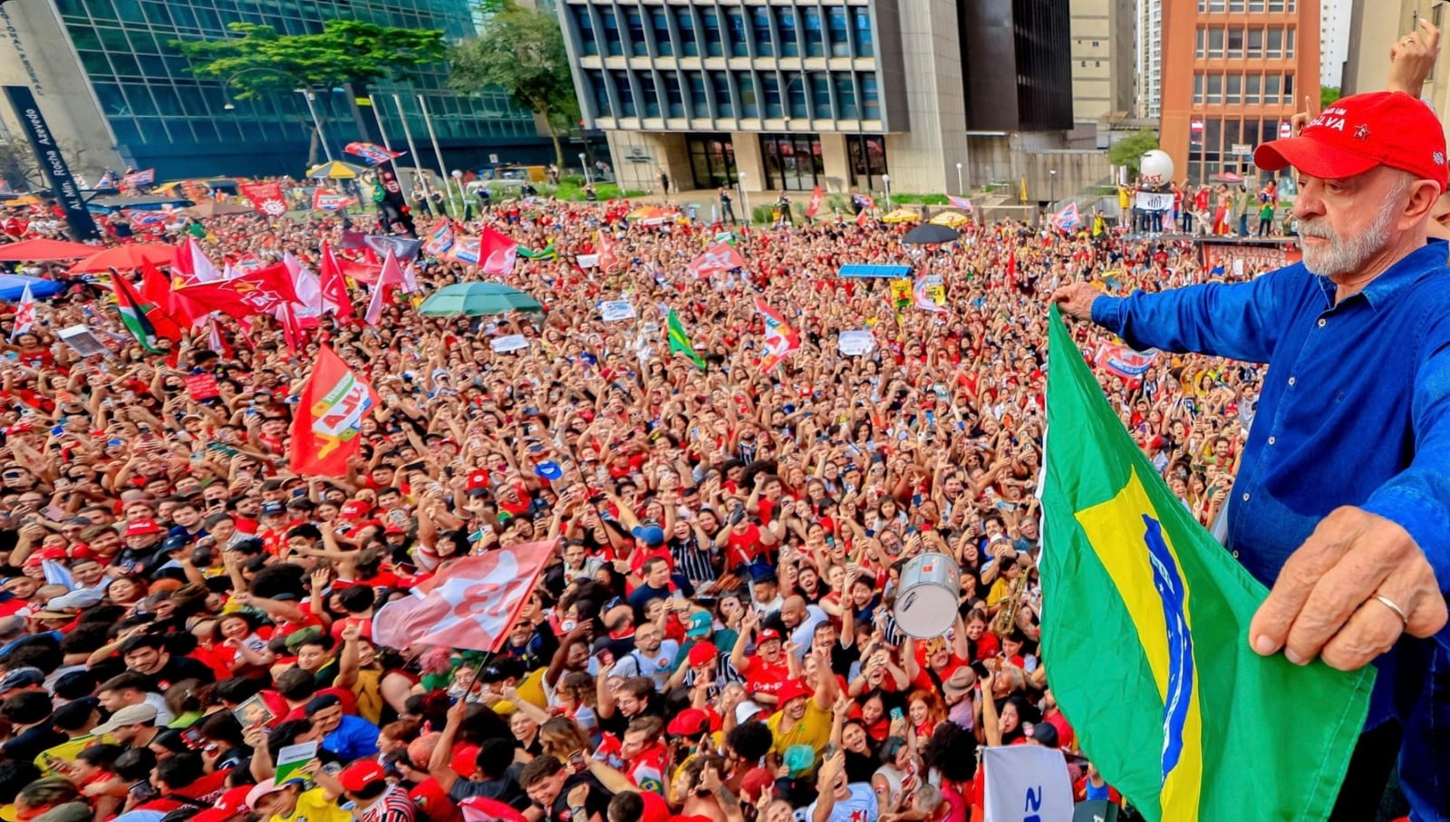 Lula encerra a campanha em São Paulo, com a Avenida Paulista lotada