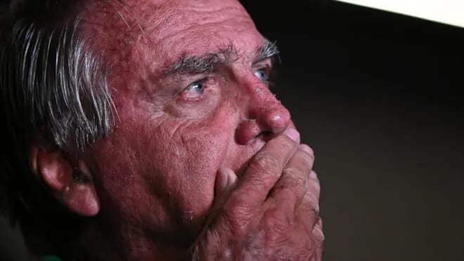 Moraes autoriza Flávio a visitar o pai Jair Bolsonaro