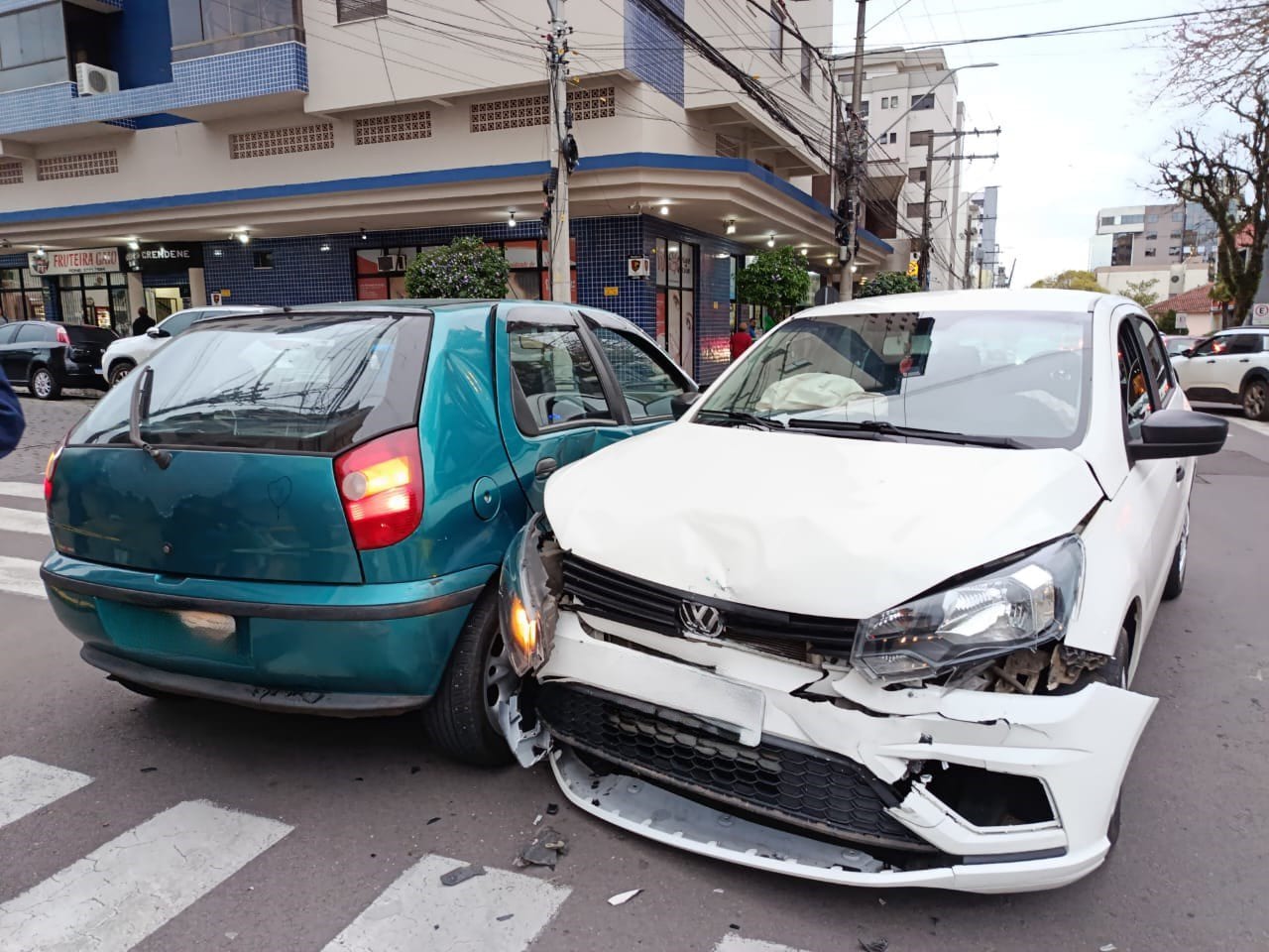 Colisão entre dois veículos deixa condutora ferida no centro de Farroupilha