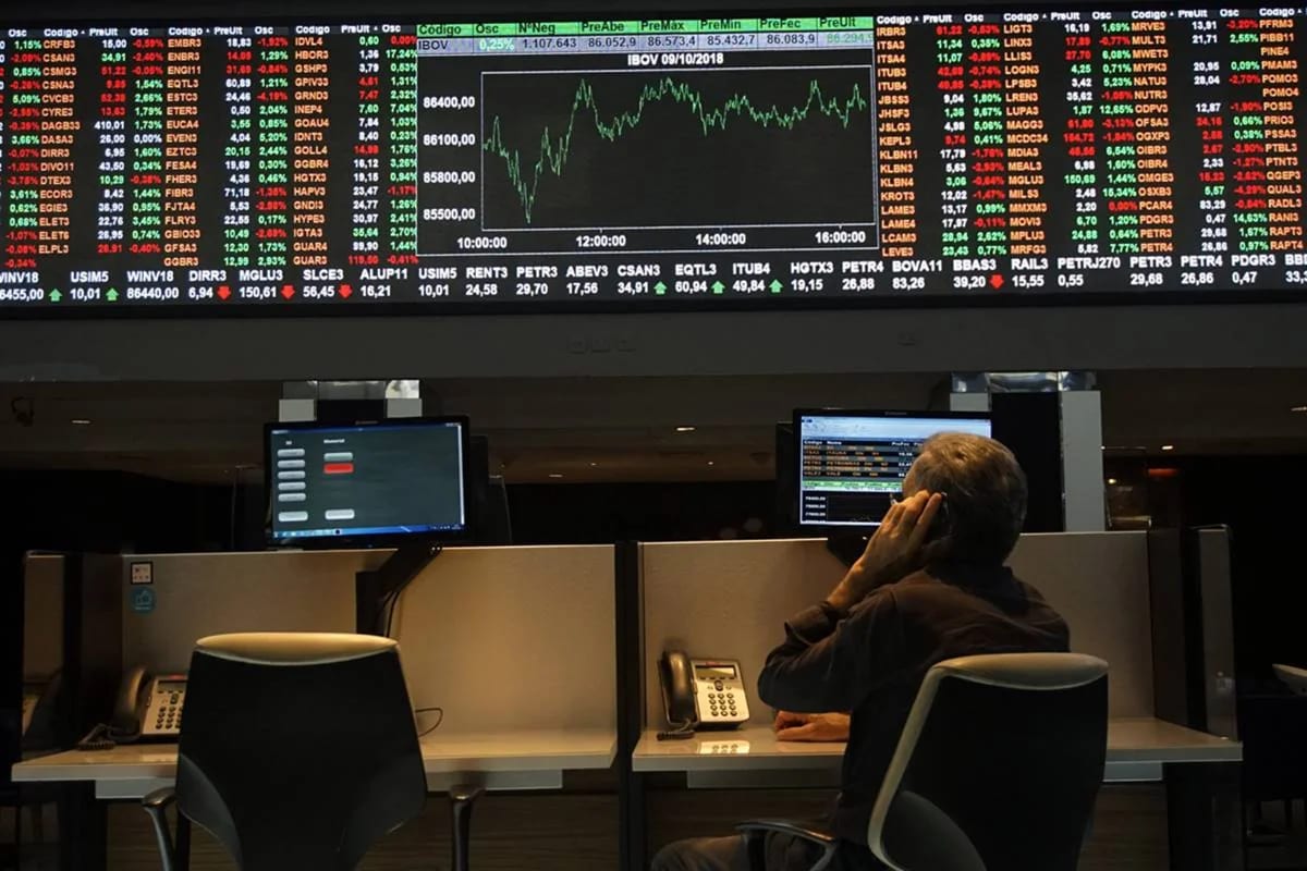 Bolsa abre em queda com cenário externo e desemprego em baixa no país