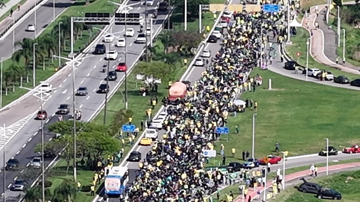 Milhares participam de motociata por Flávio Bolsonaro em Florianópolis