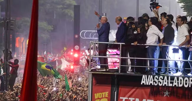 Lula comemora vitória histórica com multidão na Avenida Paulista