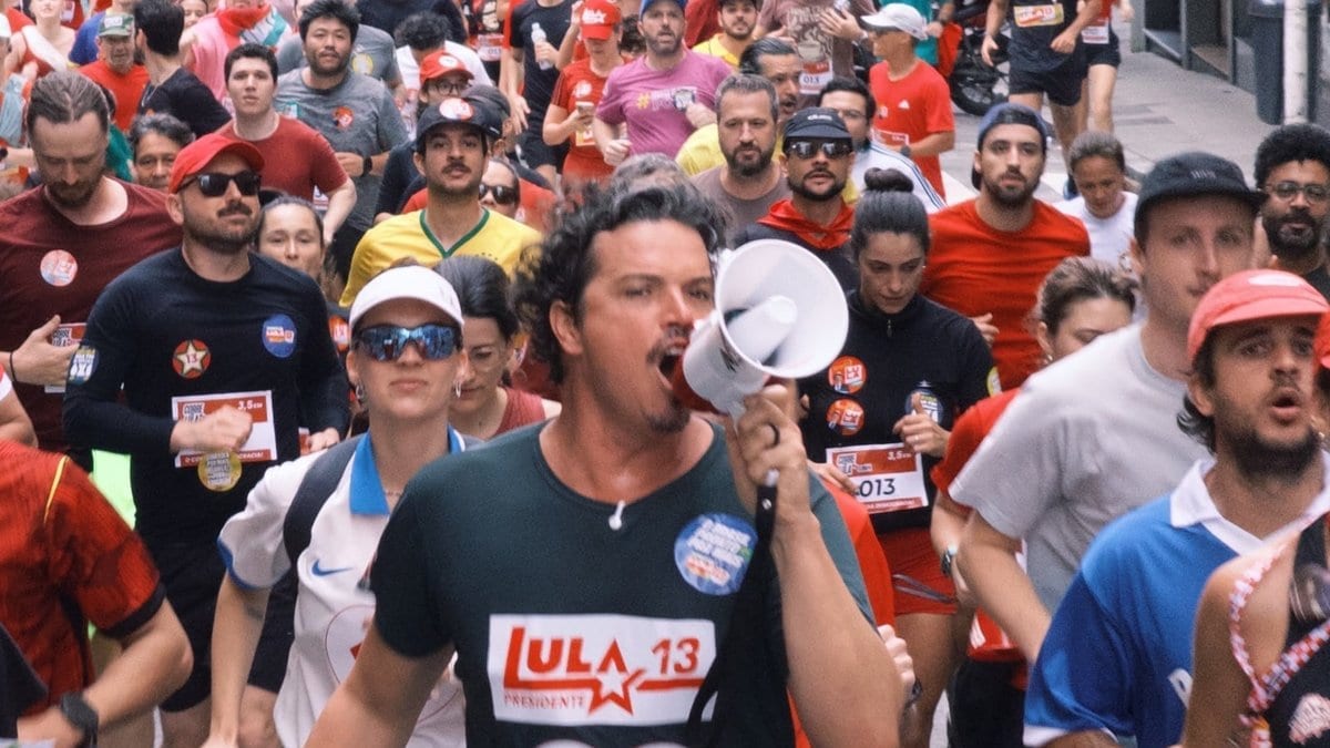 Militantes levam o “Corre com Lula” ao pé da letra e saem correndo por Florianópolis antes do 2º turno