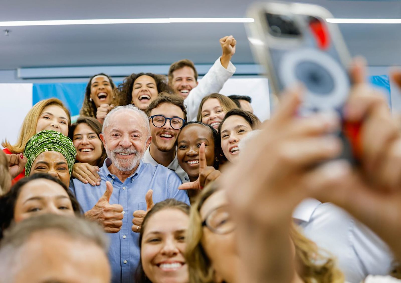Van com selo do MEC leva jovens petistas de comitê de campanha