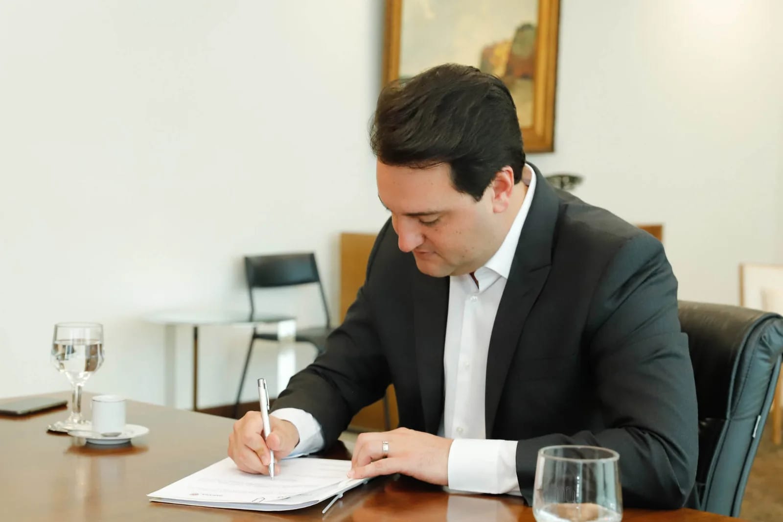 Ratinho Junior assina decreto que regulamenta transição de Governo no Paraná; processo começa em 5 de novembro
