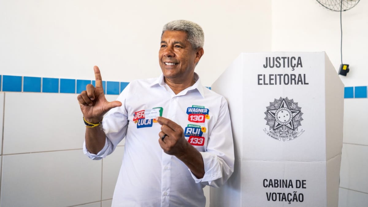 Jerônimo vota em Salvador; pesquisa aponta 51% no 1º turno
