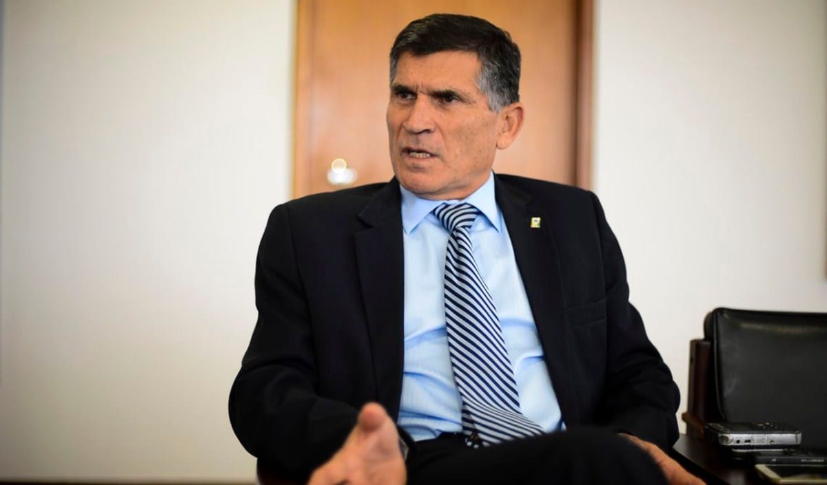 General Santos Cruz chama de “vigarice” busca de apoio dos EUA por Flávio e Eduardo Bolsonaro