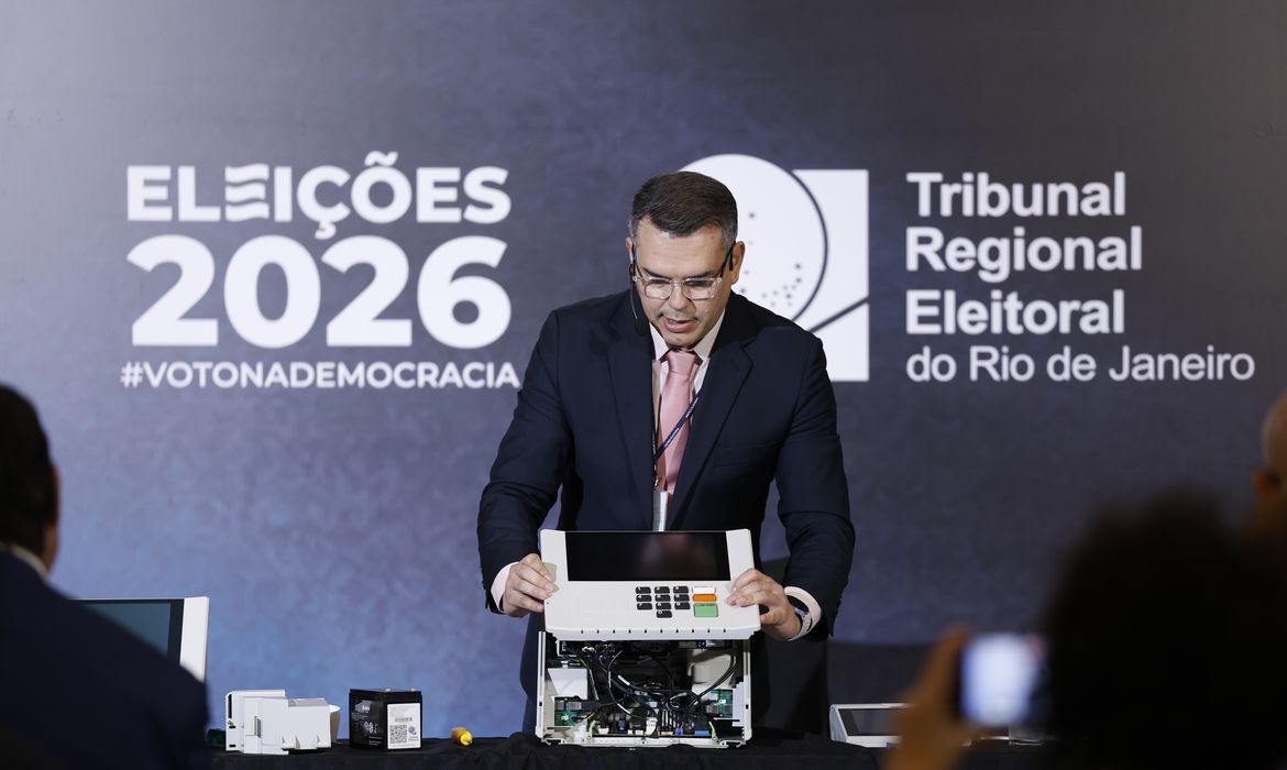 TRE-RJ demonstra segurança da urna eletrônica para eleições de 2026
