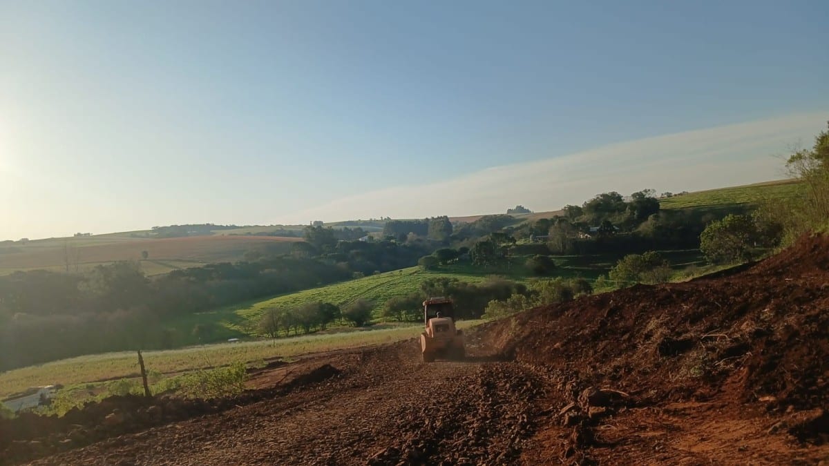 Prefeitura realiza serviços de terraplanagem em propriedades rurais de Santo Antônio do Planalto