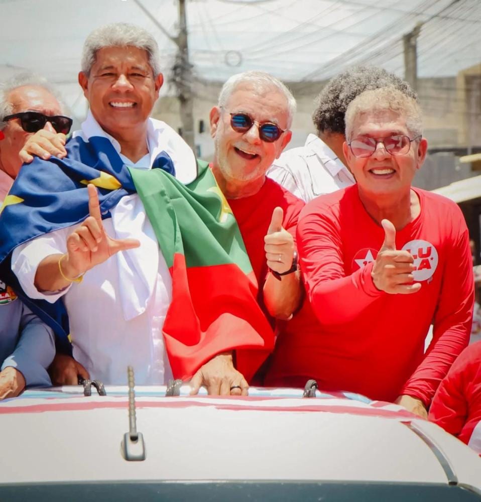 Waldenor e Zé Raimundo comemoram nas ruas de Vitória da Conquista a reeleição histórica de Lula