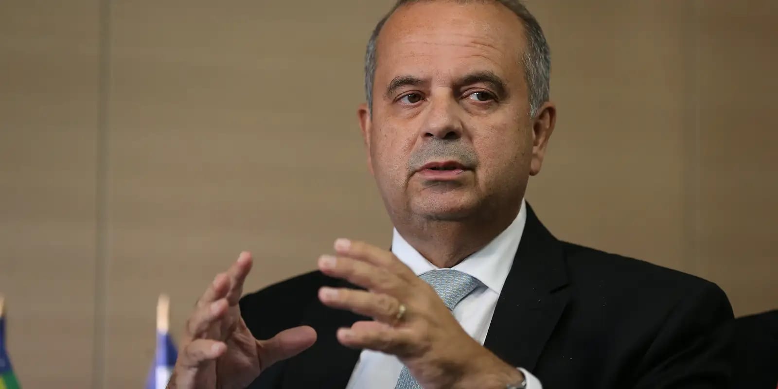 Surpresa e Controvérsia: A Fuga de Flávio Bolsonaro para os EUA