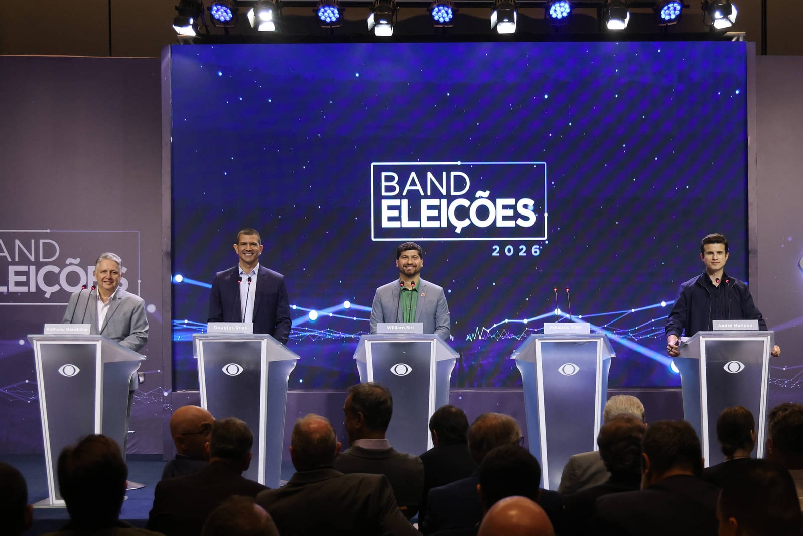 Paes falta ao primeiro debate do Rio e vira alvo junto com Douglas Ruas