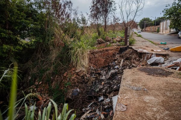 Risco de erosões atingirem casas faz Prefeitura de Anápolis decretar situação de emergência em 10 bairros da cidade
