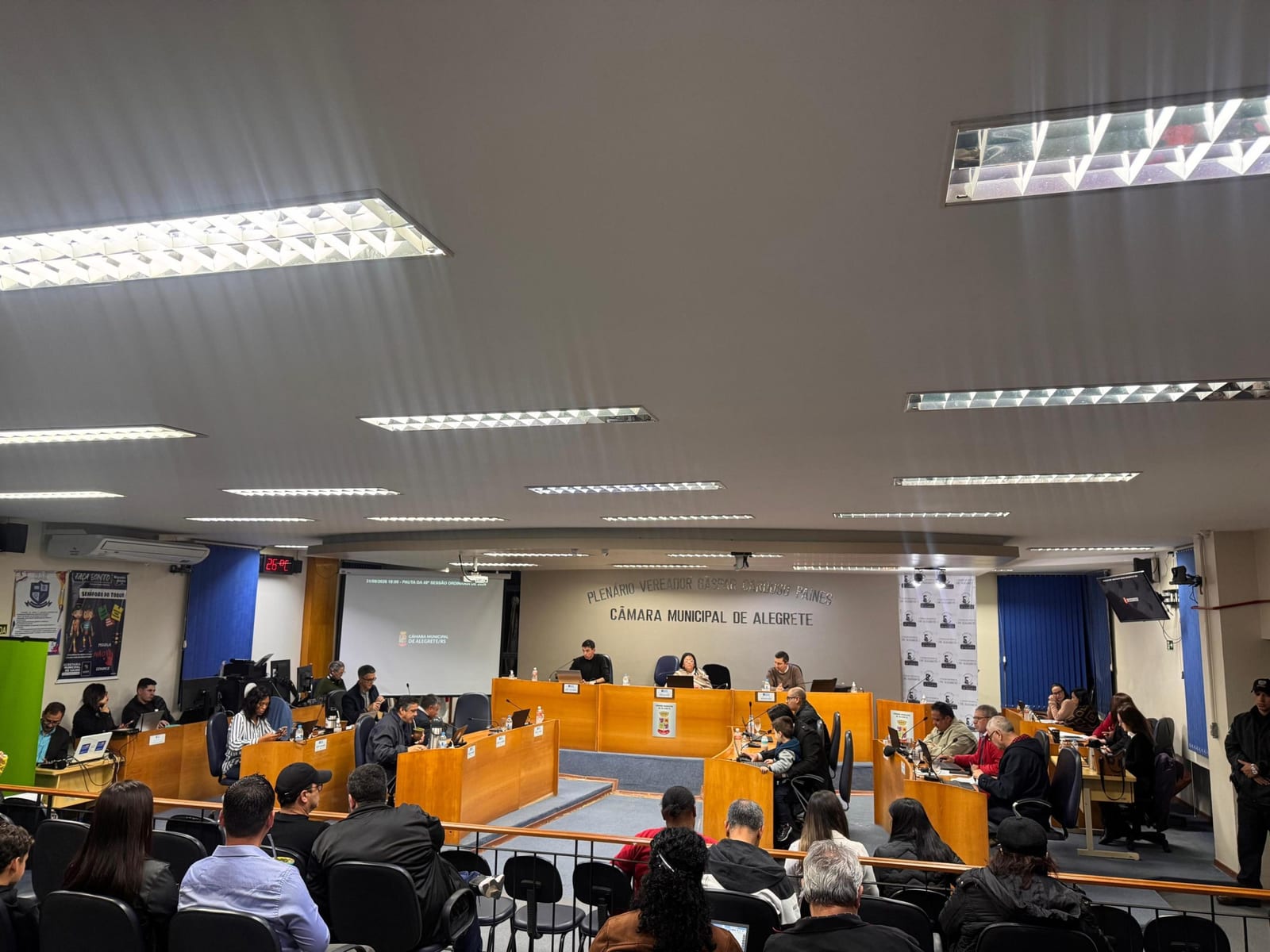 Vereadores aprovam rastreamento de sinais de autismo e adiam decisão sobre câmeras corporais na Guarda