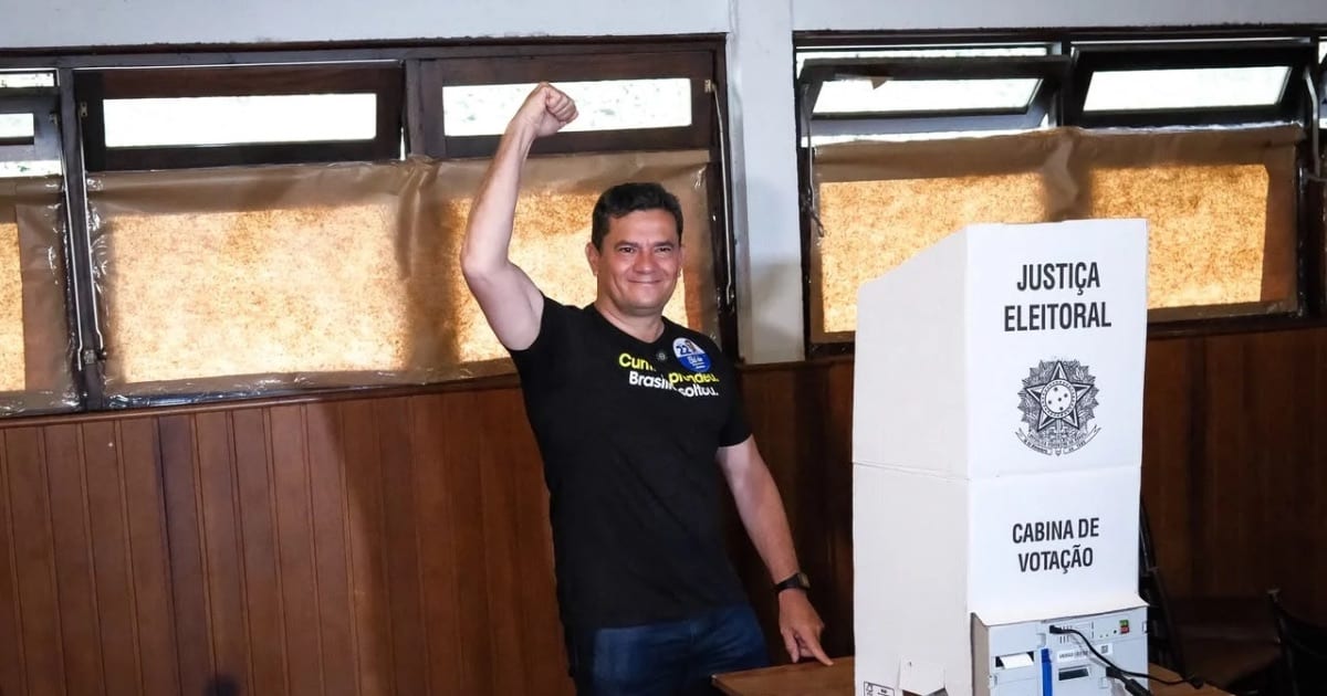 Sergio Moro vota no Paraná e aposta em vitória de Flávio Bolsonaro com vantagem superior a três pontos
