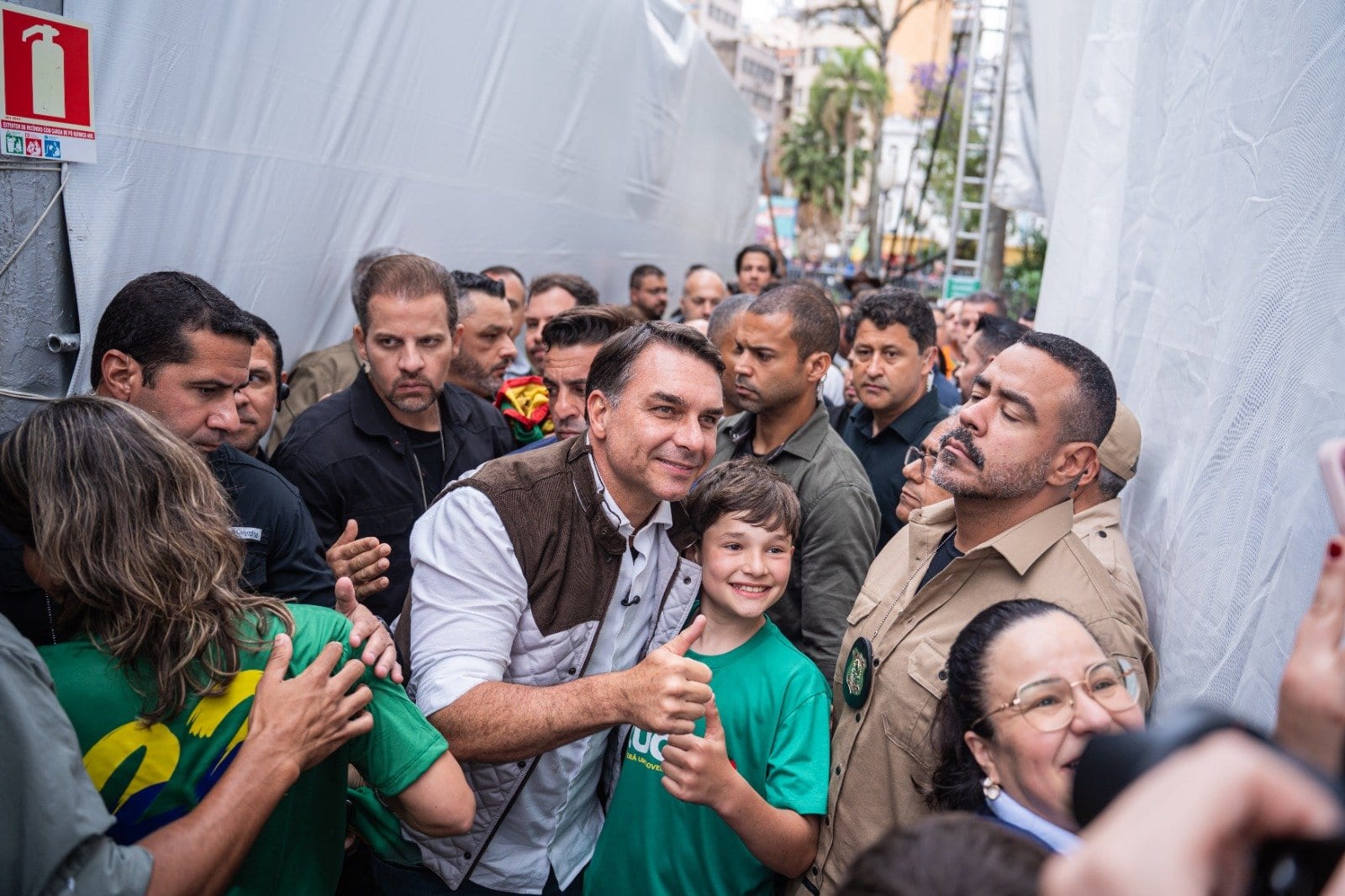 PL tentará votar PEC por hora trabalhada em 2027; Flávio Bolsonaro fala em "aperfeiçoamento"
