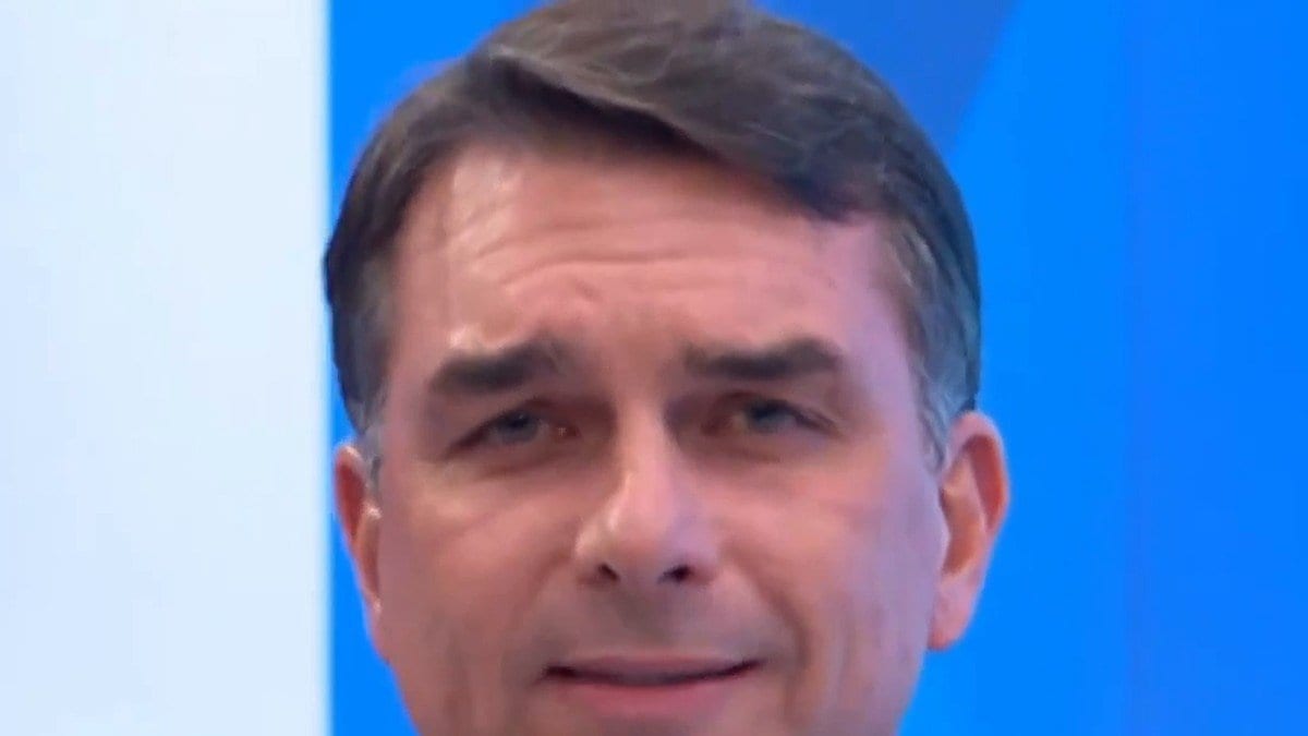 “Consegue mais um votinho pra mim?”: Flávio Bolsonaro rejeita promessas milagrosas e faz pedido aos brasileiros