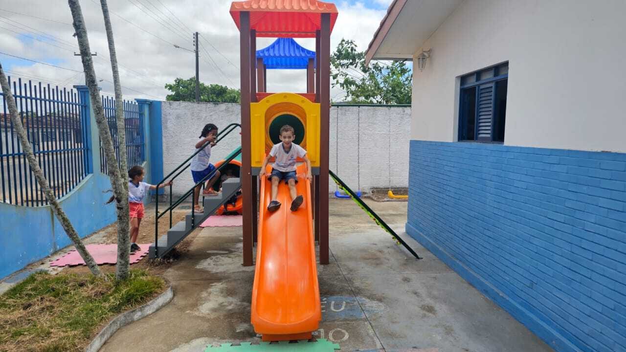 VÍDEO: Prefeito Availdo Azevedo visita creche em Mata Velha e destaca investimento de R$ 150 mil em parquinhos e equipam