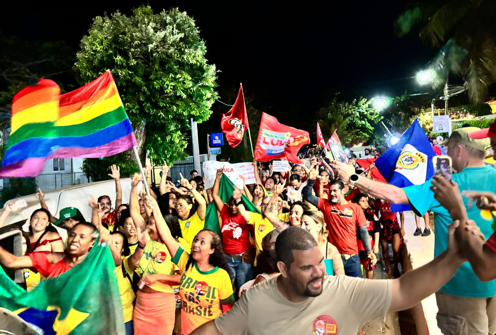 Moradores de Fernando de Noronha fazem ato de apoio à reeleição de Lula