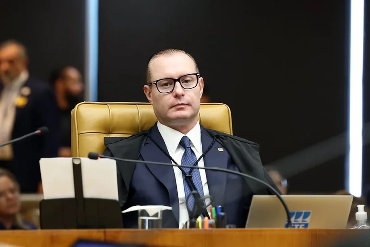 Ministro Cristiano Zanin atropela TSE com prorrogação absurda da votação