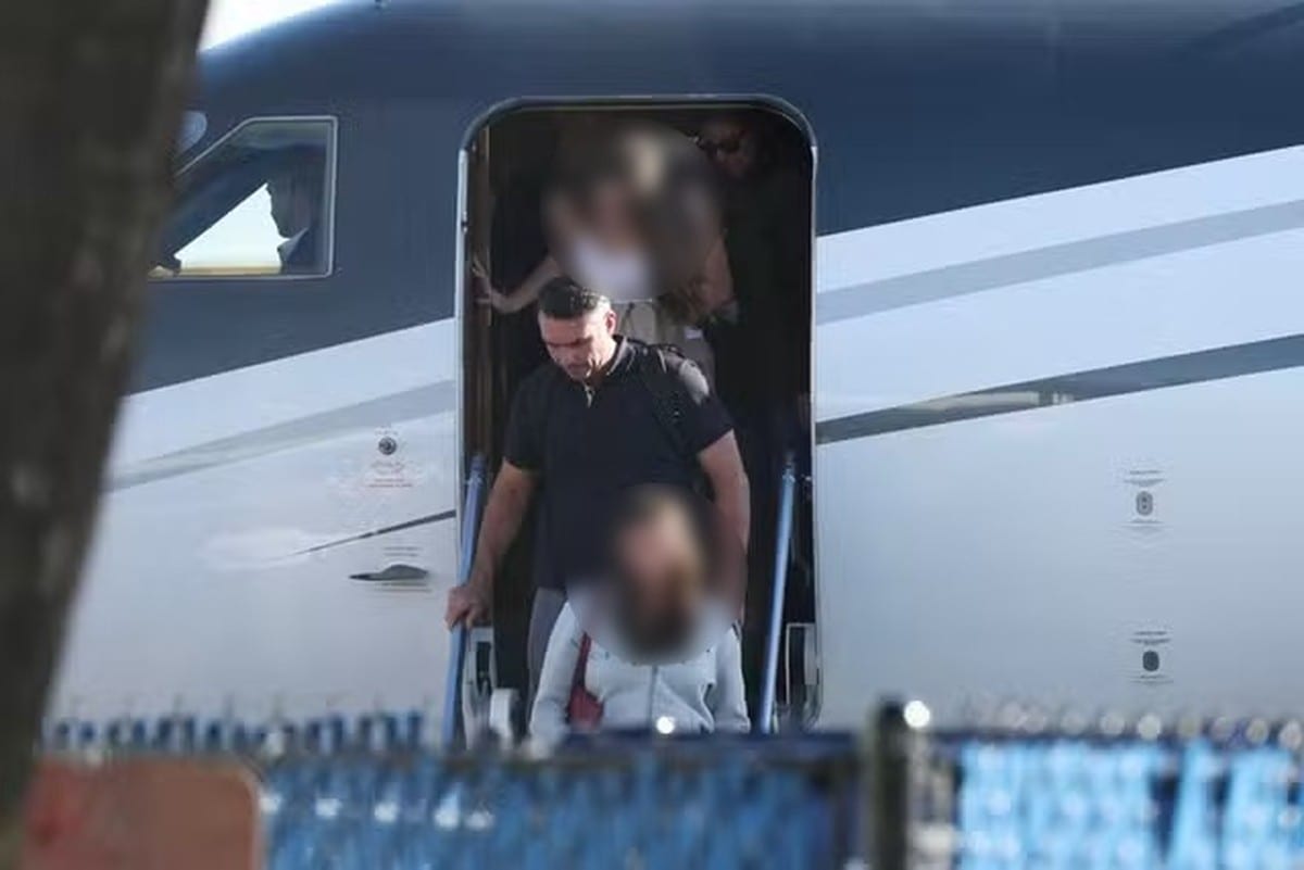 Funcionário da Casa Branca providenciou jato usado por Flávio Bolsonaro para deixar o Brasil, diz NYT