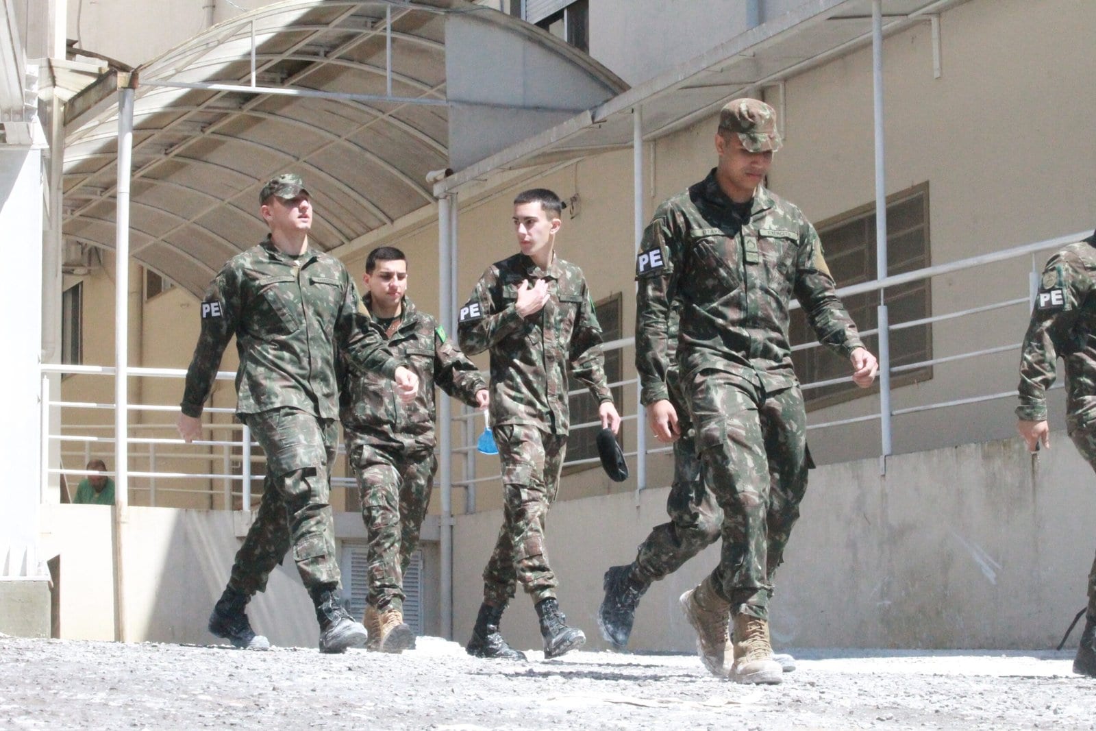 Exército auxilia prefeitura de Santiago na distribuição de aluzinco