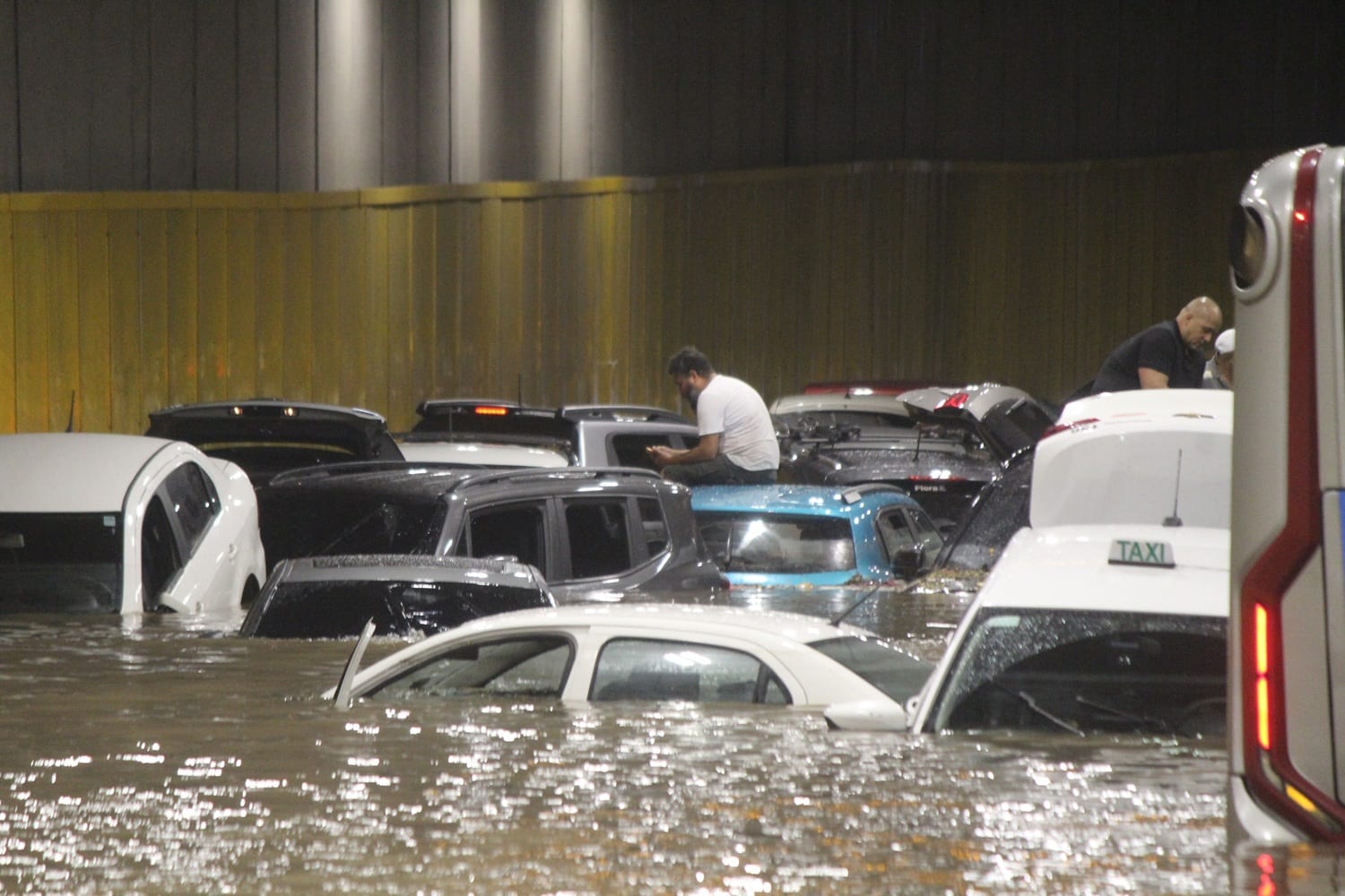 Túnel do Anhangabaú fica alagado após temporal, e Prefeitura suspende rodízio em SP