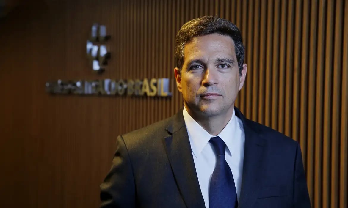 Mensagens mostram convite de Campos Neto a Vorcaro para reunião em sua casa